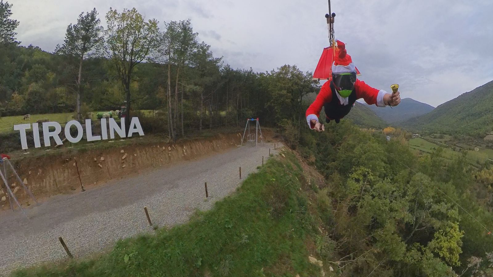 Papá Noel aterrizando en tirolina tras un salto emocionante.
